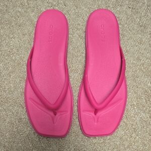 CROCS Women's Hot Pink Square-Toe Flip Sandals